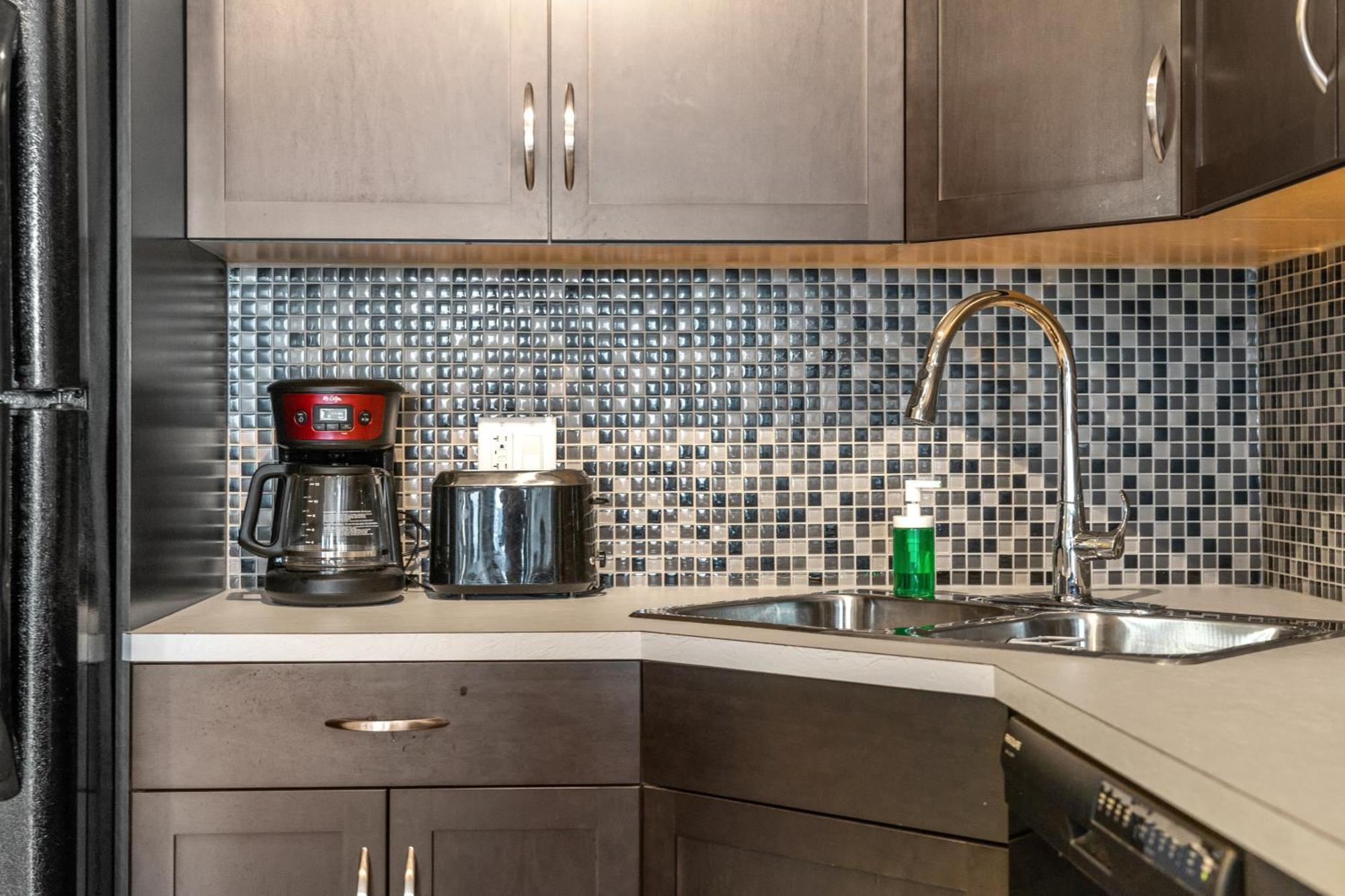 City Centre Retreat - 1Br Condo With Desk YYC Exteriér fotografie